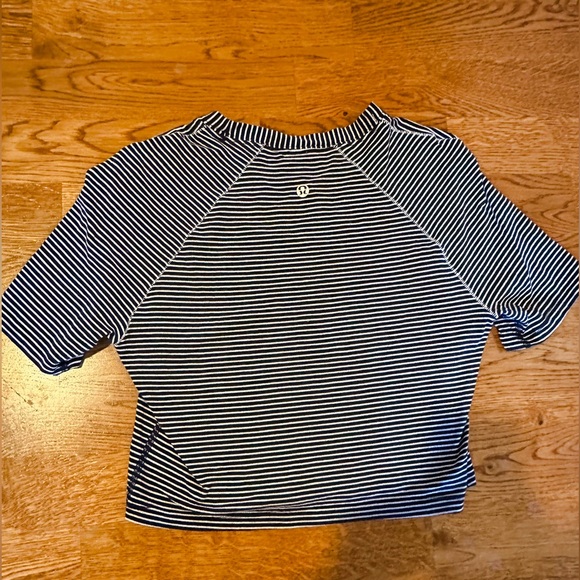 Lululemon 🍋 Ok Hi Crop Tee Navy Blue and White Stripe Size 4 - Picture 3 of 10
